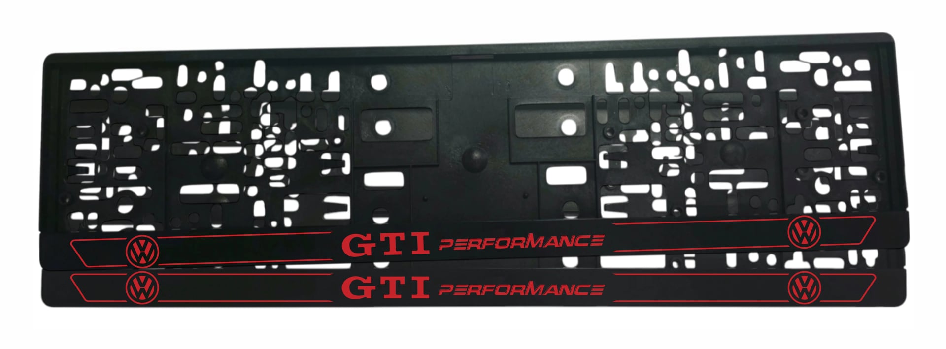 Рамка за регистрационен номер VW GTI Performance v3 — червен надпис GTI и PERFORMANCE в контурен курсив с VW лога в червени кръгове и тънки червени линии, UV печат със защитен лак