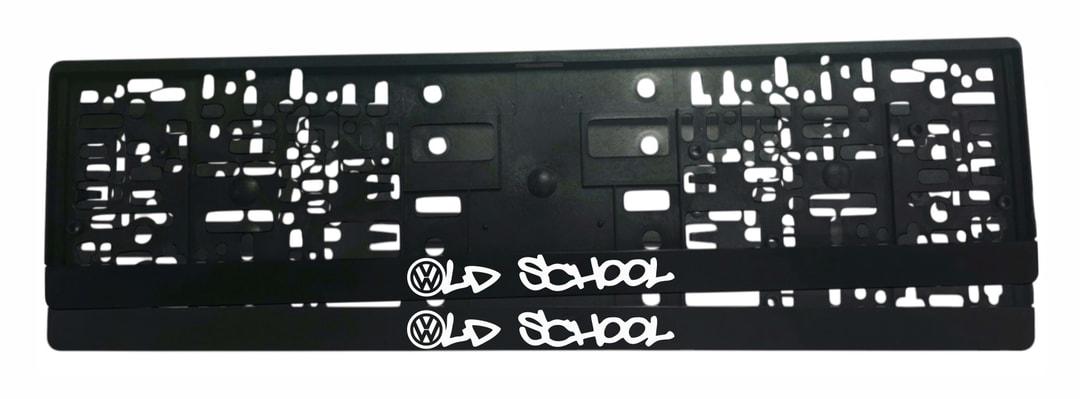 Рамка за регистрационен номер VW Old School с бял графити надпис Old School и логото на Volkswagen върху черна лайсна — UV печат със защитен лак