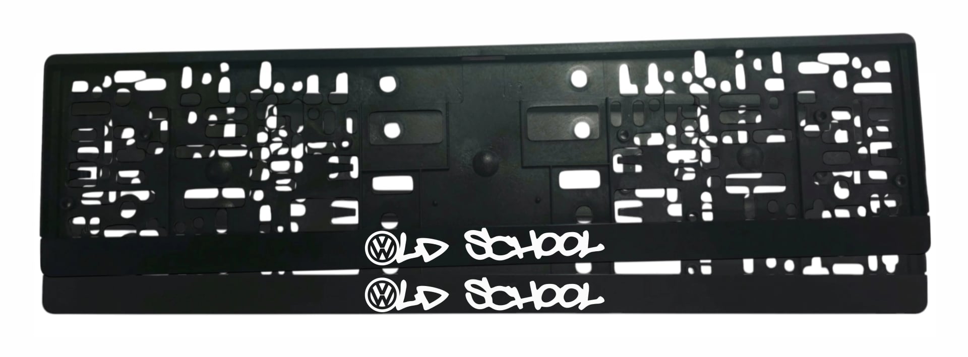Рамка за регистрационен номер VW Old School с бял графити надпис Old School и логото на Volkswagen върху черна лайсна — UV печат със защитен лак