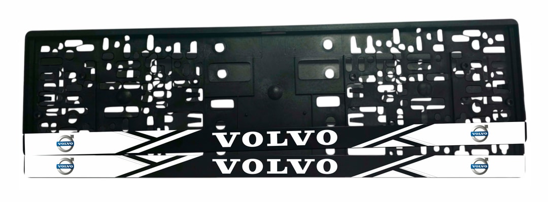 Рамка за регистрационен номер Volvo с бял надпис VOLVO, диагонални бели ленти и емблема на Volvo в бели полета от двете страни — UV печат със защитен лак