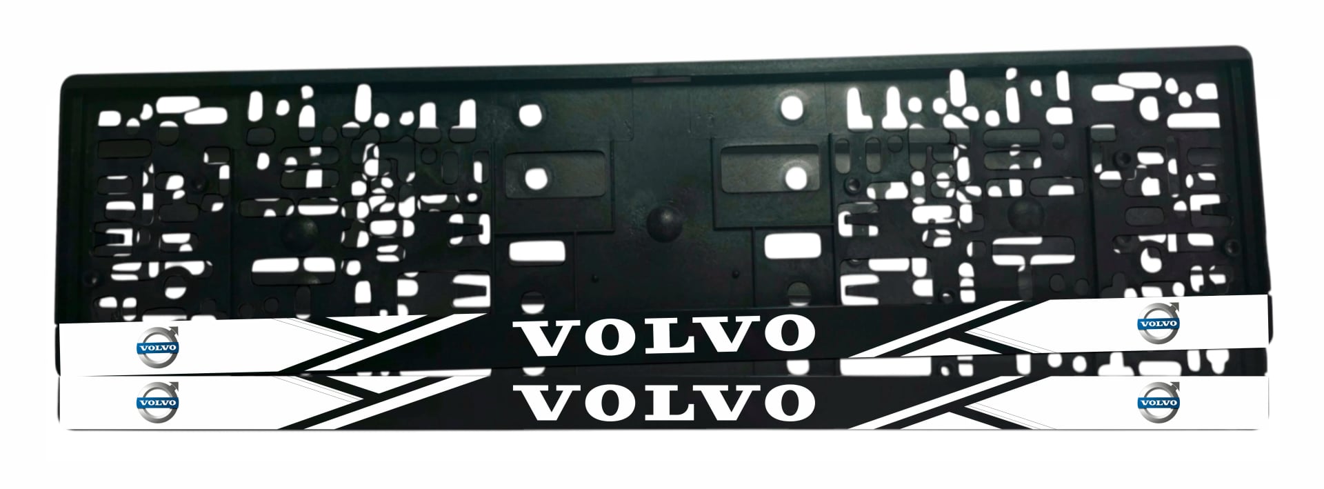 Рамка за регистрационен номер Volvo с бял надпис VOLVO, диагонални бели ленти и емблема на Volvo в бели полета от двете страни — UV печат със защитен лак