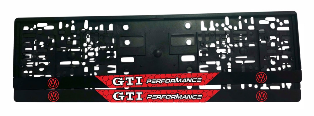 Рамка за регистрационен номер VW GTI Performance с мат червено поле с текстура на пчелна пита, лакиран бял надпис GTI, черен Performance и червени емблеми на Volkswagen — UV печат със защитен лак