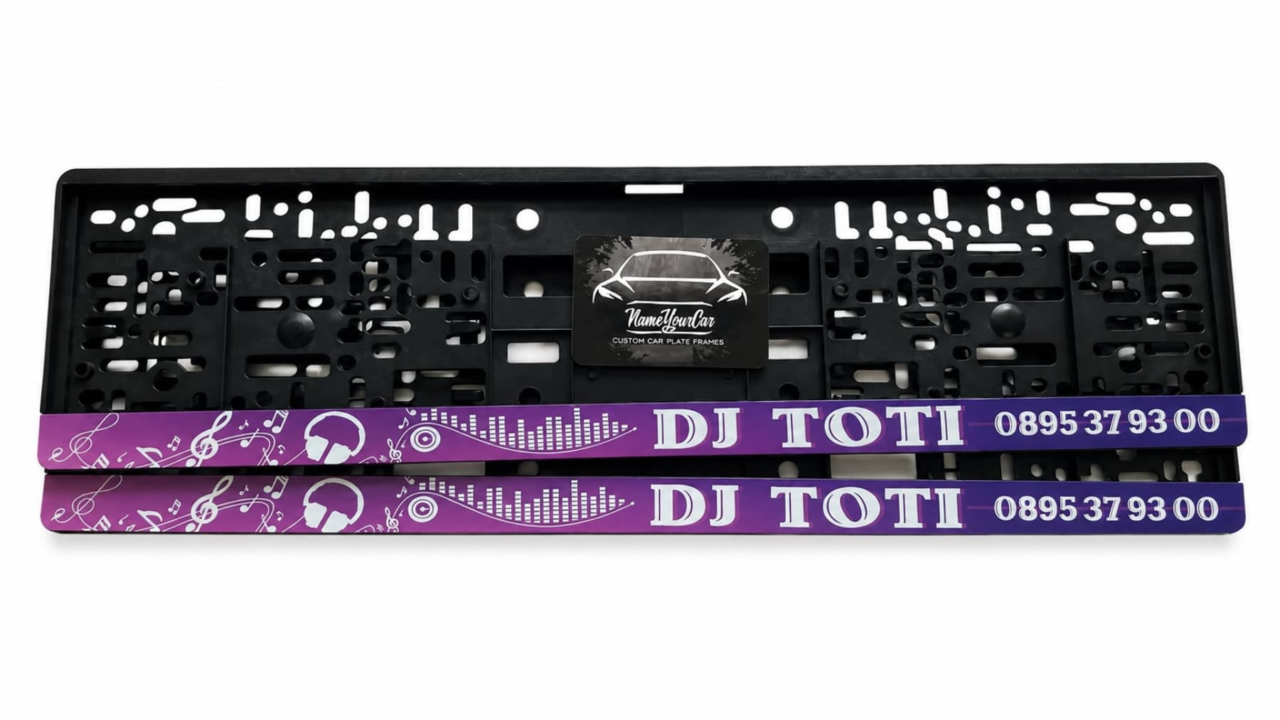 personalisierter Kennzeichenrahmen mit Namen und Musik-Symbolen — violettes Design