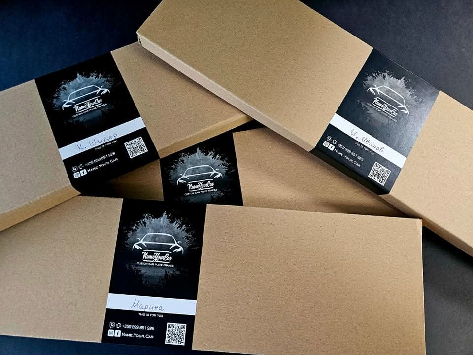 rame de număr personalizate ambalate cadou în cutii cu numele destinatarului