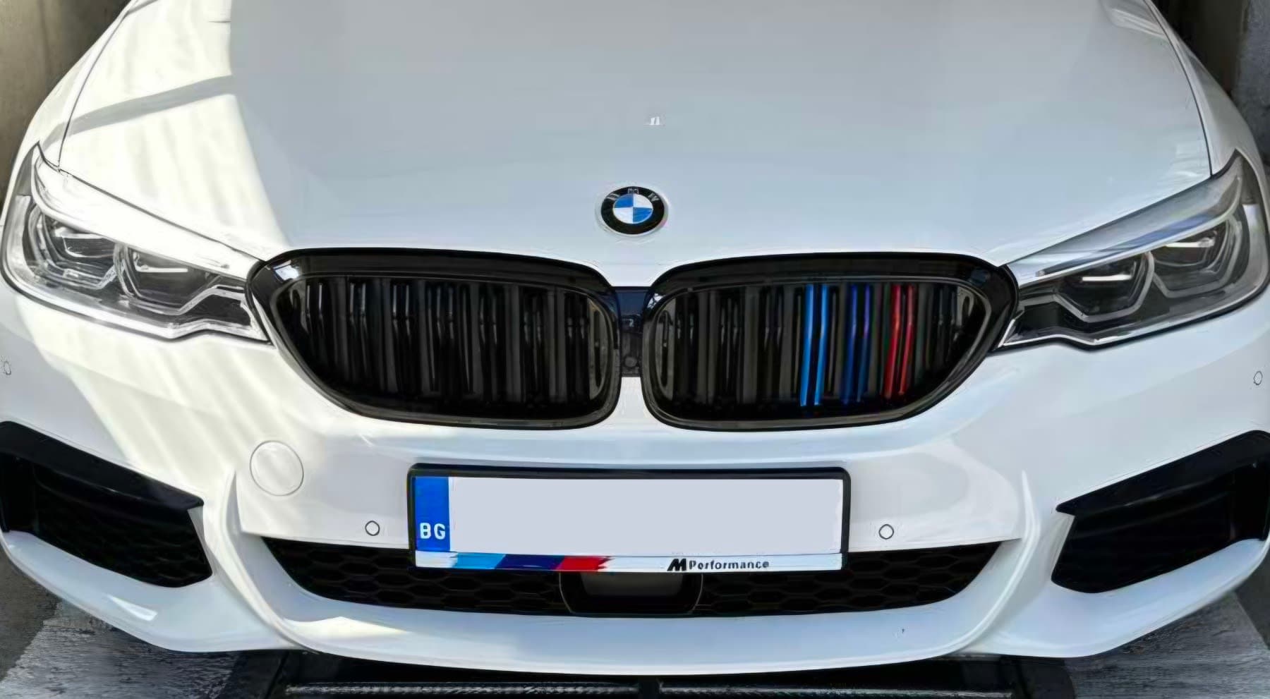 M Performance Kennzeichenrahmen montiert an einem weißen BMW — Kennzeichenrahmen für BMW