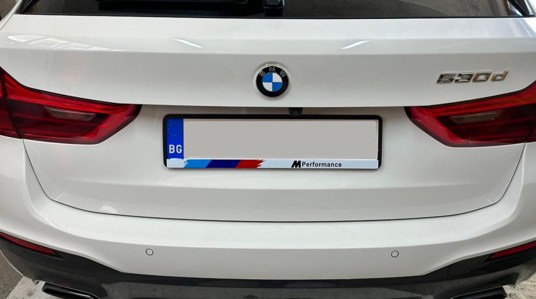 M Performance Kennzeichenrahmen an einem weißen BMW 530d — Kennzeichenrahmen für BMW