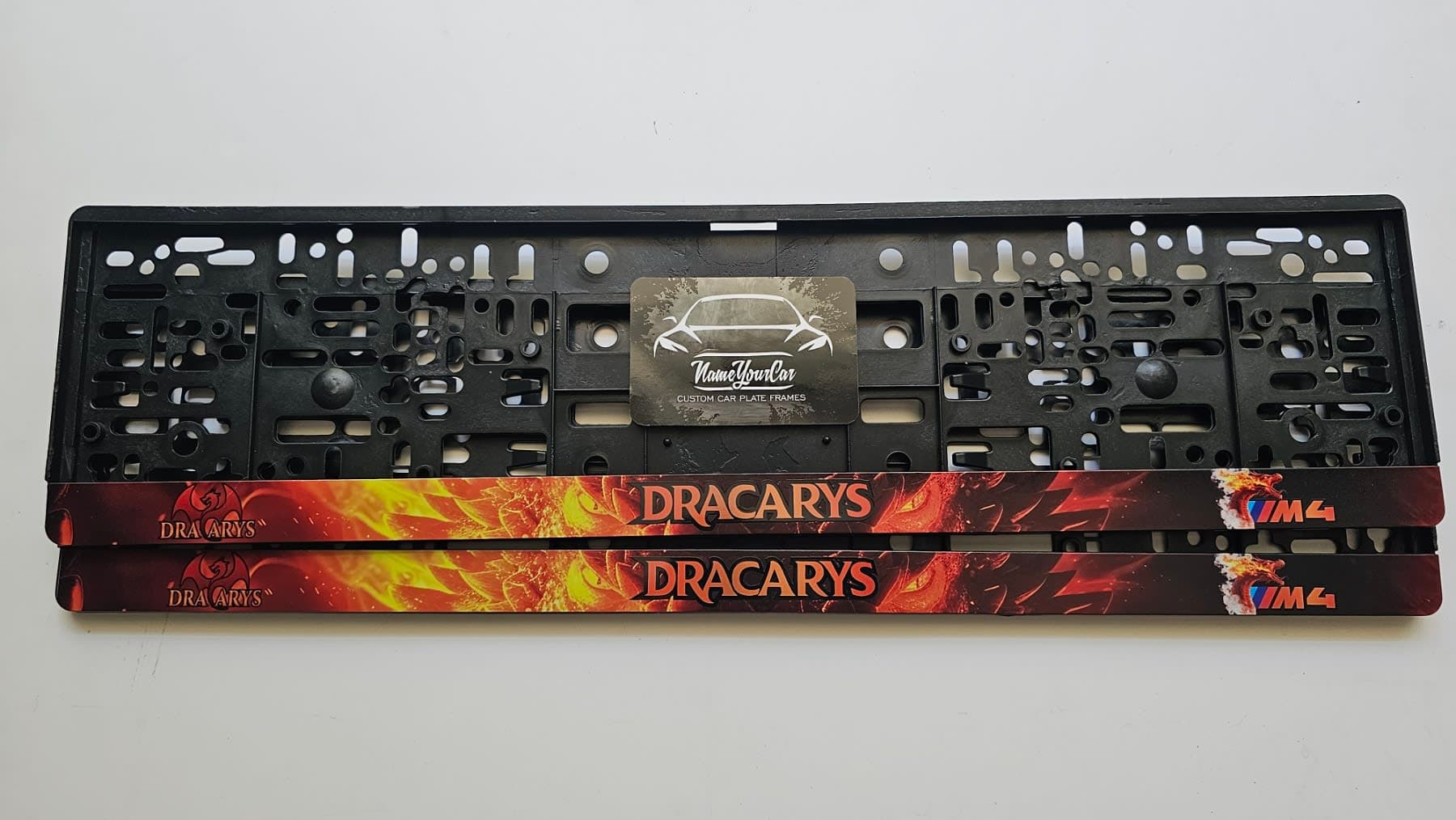 personalisierter DRACARYS Kennzeichenrahmen mit vollflächigem thematischem Hintergrund und Spruch — Kennzeichenrahmen für BMW
