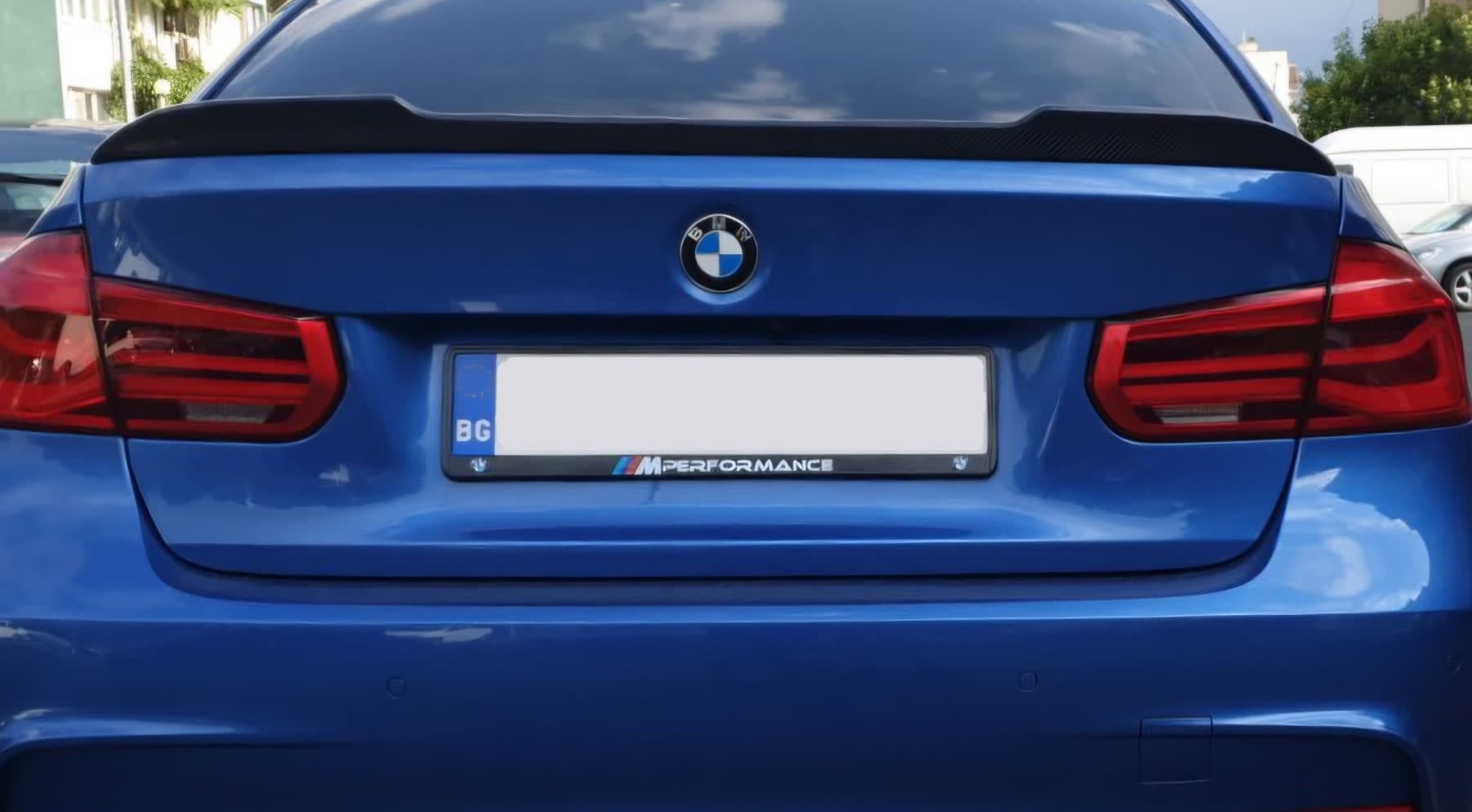 M Performance Kennzeichenrahmen an einem blauen BMW 3er — Kennzeichenrahmen für BMW