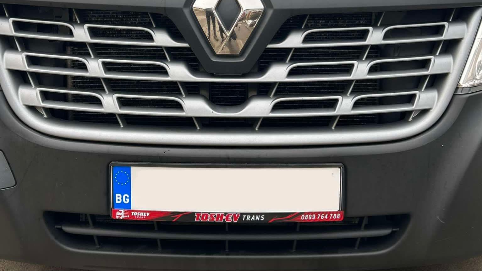 ramă de număr publicitară cu logo de firmă și telefon pe o dubă de transport — ramă de număr de firmă