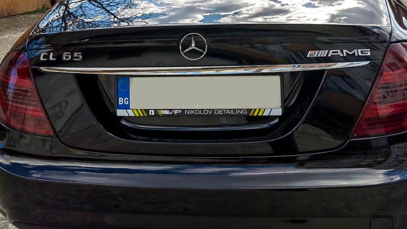 ramă de număr publicitară a unui studio de detailing cu pictogramă de social media — ramă de număr brandată