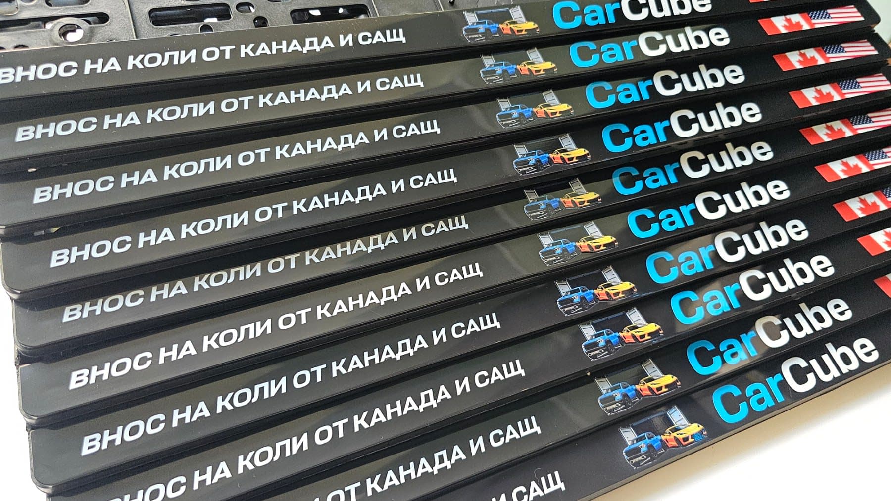 ramă de număr publicitară cu logo de firmă, inscripție și steaguri — ramă de număr de firmă pentru un dealer auto
