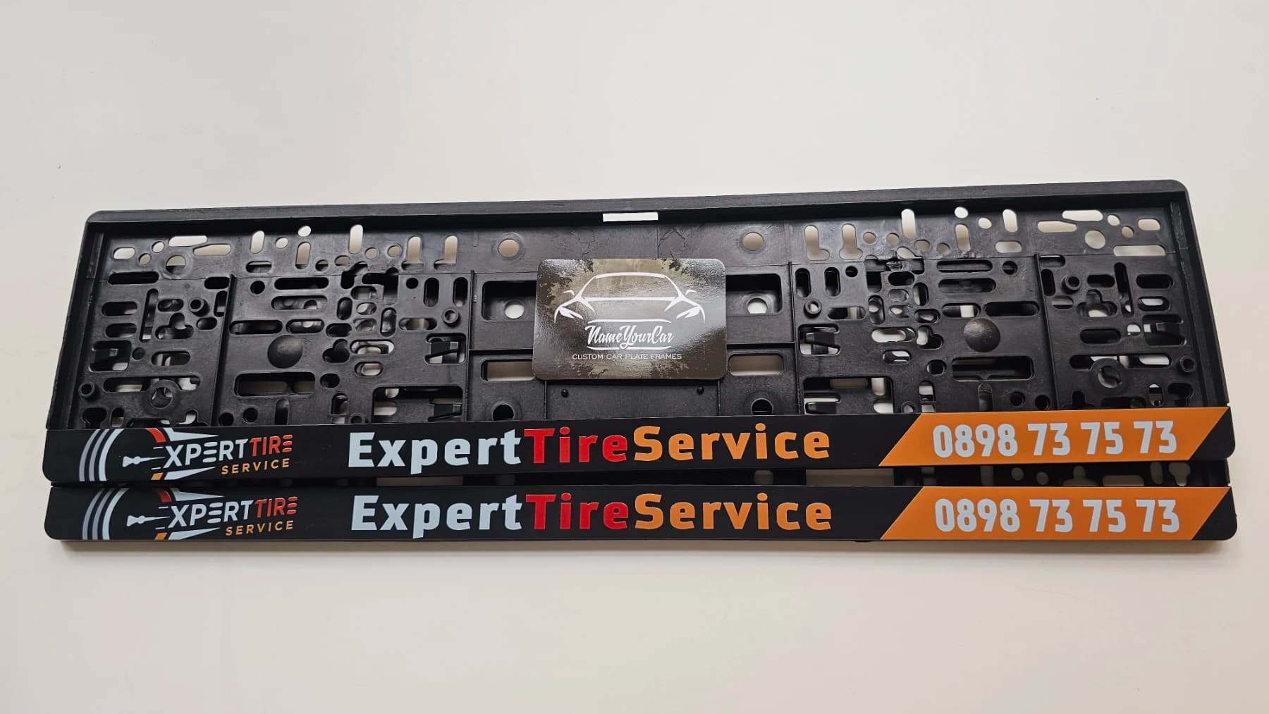 ramă de număr publicitară cu logo de firmă și telefon de contact — ramă de număr publicitară
