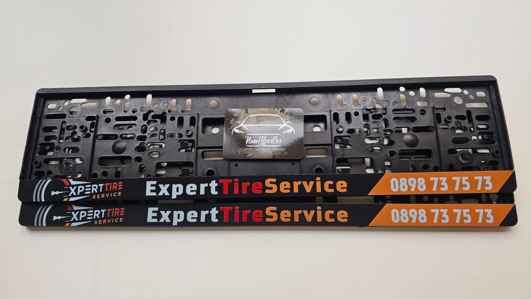 ramă de număr publicitară cu logo de firmă și telefon de contact — ramă de număr publicitară