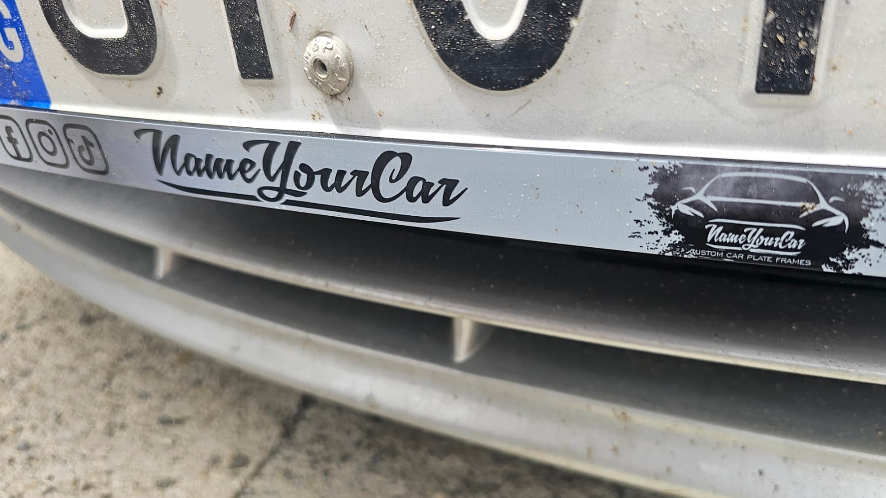 UV-bedruckter NameYourCar-Kennzeichenrahmen nach 3 Jahren realer Nutzung — Farbe erhalten, kein Verblassen